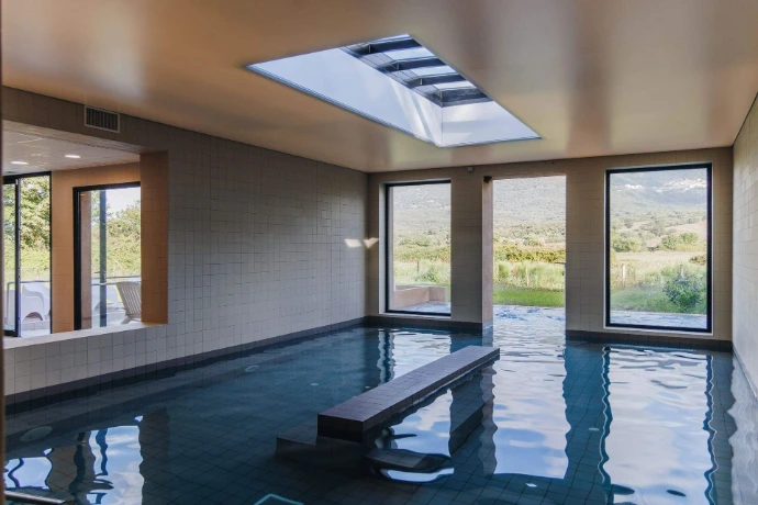 Le bassin intérieur des Bains de Baracci